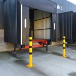 Aanrijdpaal - Beschermpaal meerzijdig kantelbaar - 76 mm - Geel en zwart - Met voetplaat