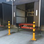 Aanrijdpaal - Beschermpaal meerzijdig kantelbaar - 76 mm - Geel en zwart - Met voetplaat