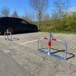 Neerklapbare parkeerbeugel met rode reflectie - Europrofielcilinder slot met voetplaat