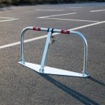 Neerklapbare parkeerbeugel met rode reflectie - Europrofielcilinder slot met volledige voetplaat