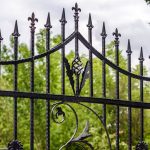Sierhekwerk met hekwerkonderdelen