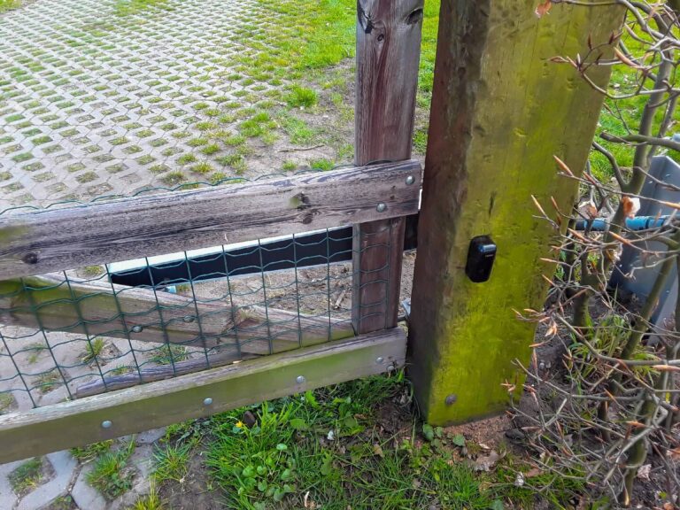 Houten poort met Comunello Kit ABACUS 300 poortopener