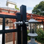 Sfeerafbeelding Locinox opschroefbaar poortscharnier BOLTONHD