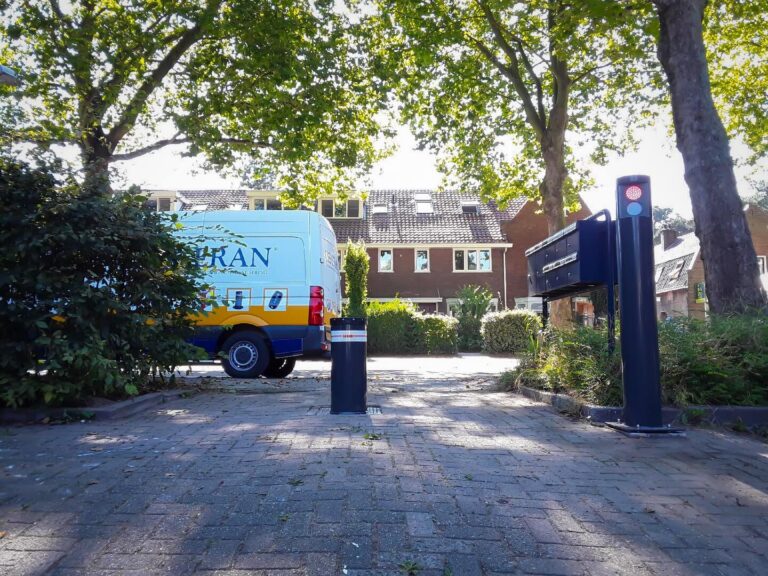 Parkeerterrein voorzien van de Fadini Talos inzinkbare paal