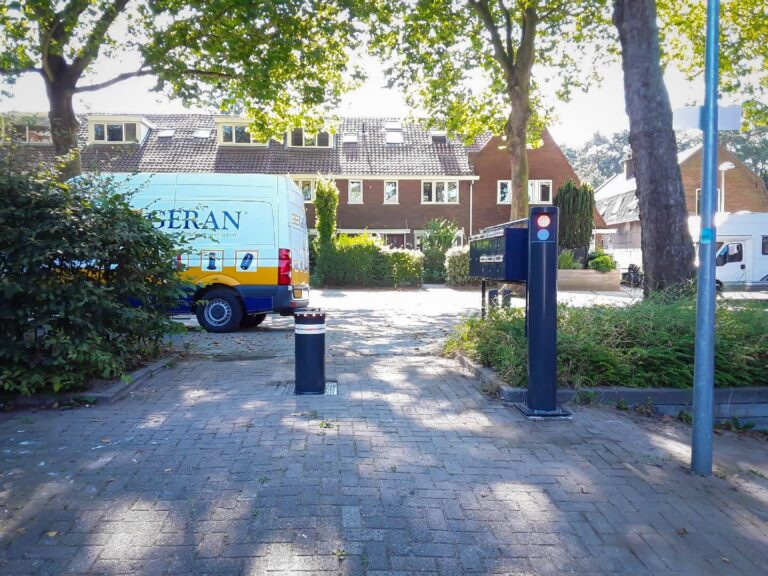 Parkeerterrein voorzien van de Fadini Talos inzinkbare paal