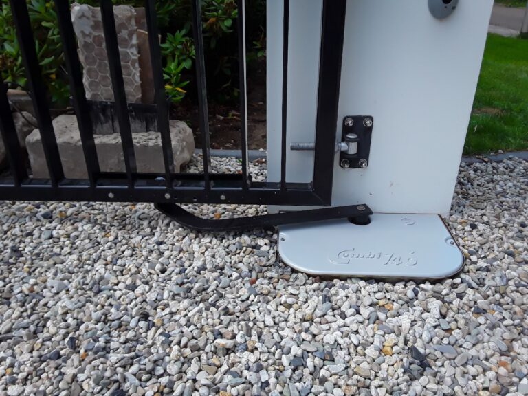 Poort automatiseren met de Kit COMBI 740 en een speciale geleidearm