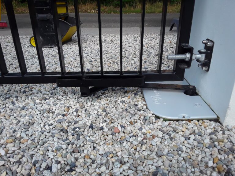 Poort automatiseren met de Kit COMBI 740 en een speciale geleidearm
