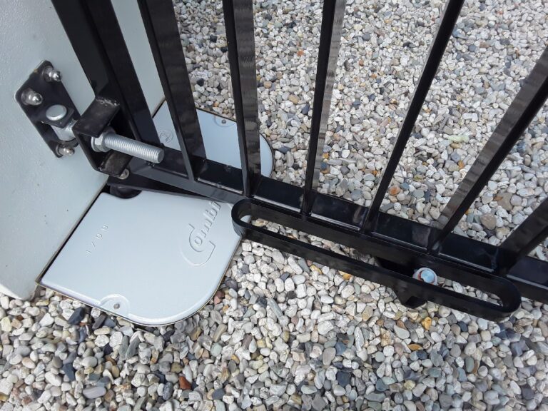 Poort automatiseren met de Kit COMBI 740 en een speciale geleidearm
