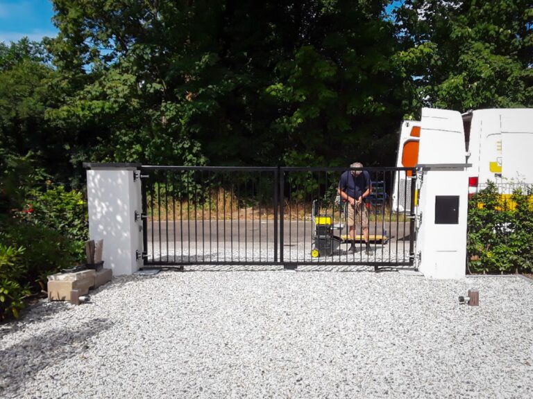 Poort automatiseren met de Kit COMBI 740 en een speciale geleidearm