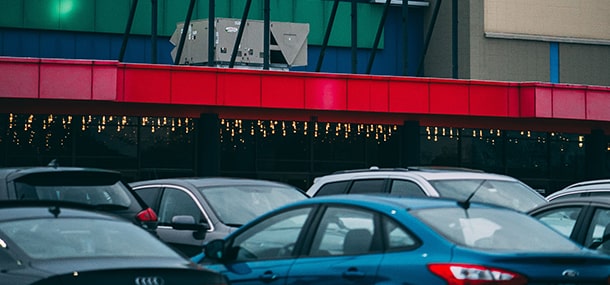 Kleine parkeerplaatsen voor winkels