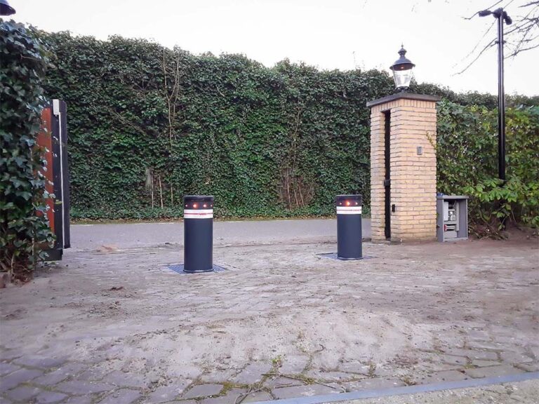 Terrein beveiligen met 2 TALOS bollards van Fadini