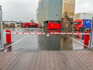 Veevoerfabriek voorzien van twee Comunello LIMIT 500 slagbomen