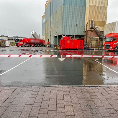Veevoerfabriek voorzien van twee Comunello LIMIT 500 slagbomen