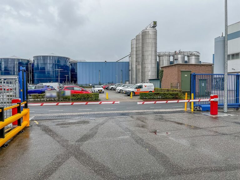 Veevoerfabriek voorzien van twee Comunello LIMIT 500 slagbomen