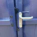 Locinox 3006D-H klinkstel gemonteerd op poort