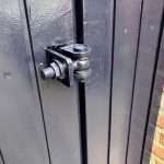 Locinox GBMU poortscharnier op poort gemonteerd