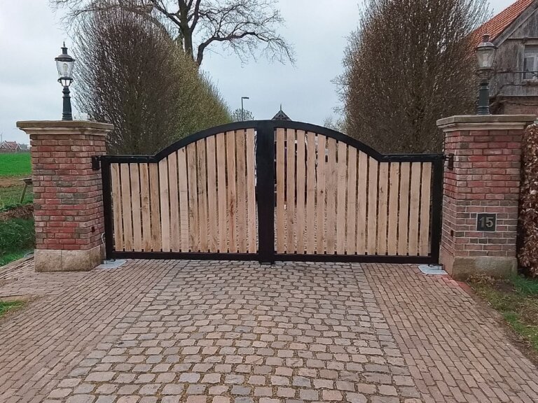 Houten poort automatiseren met Fadini Kit COMBI 740 poortopeners 1-min