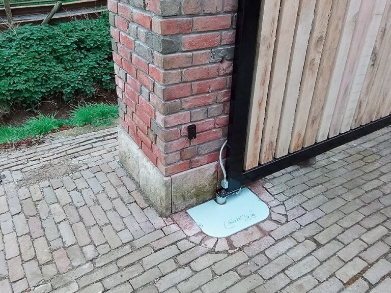 Houten poort automatiseren met Fadini Kit COMBI 740 poortopeners 1-min