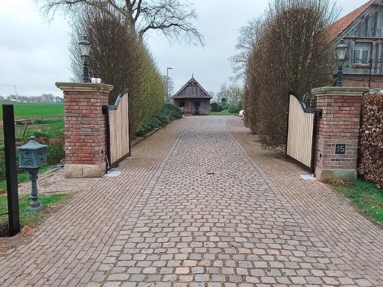 Houten poort automatiseren met Fadini Kit COMBI 740 poortopeners
