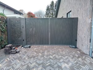 Moderne poort geautomatiseerd met de Comunello EAGLE ondergrondse poortopener
