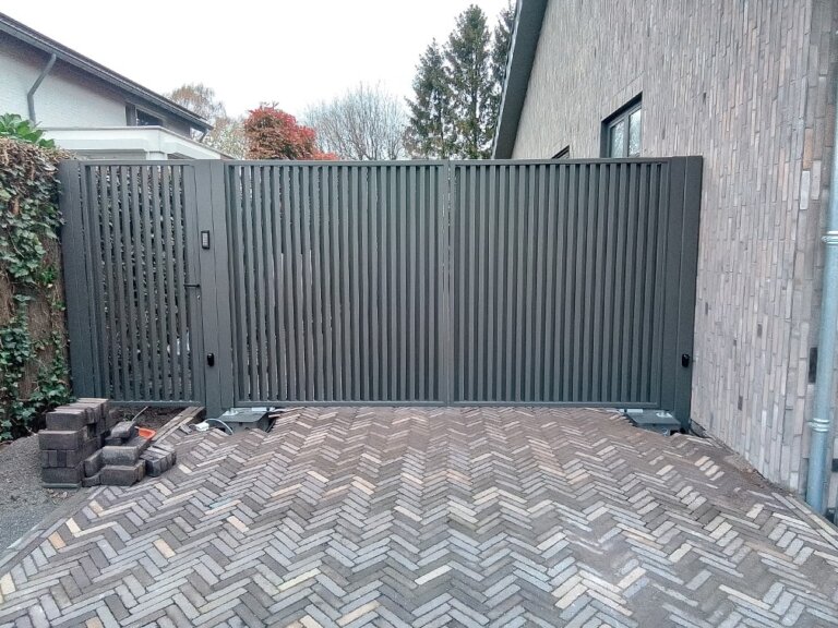 Moderne poort geautomatiseerd met de Comunello EAGLE ondergrondse poortopener