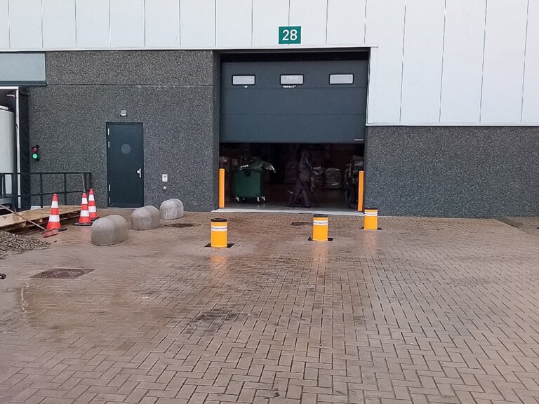 Terrein voorzien van drie handbediende Fadini TALOS bollards