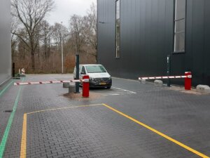 Bedrijventerrein voorzien van twee Comunello LIMIT 500 slagbomen 1-min