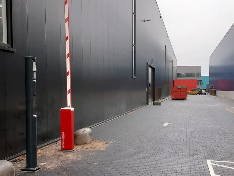 Bedrijventerrein voorzien van twee Comunello LIMIT 500 slagbomen 2-min