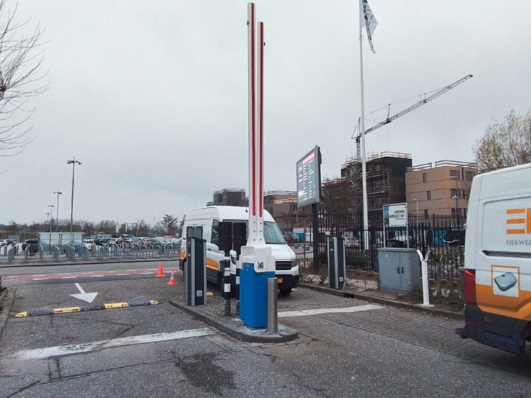 Bedrijfsparkeerterrein afbakenen met LBA slagbomen