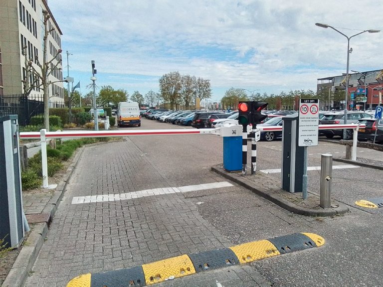 Bedrijfsparkeerterrein afbakenen met LBA slagbomen
