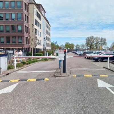 Bedrijfsparkeerterrein afbakenen met LBA slagbomen