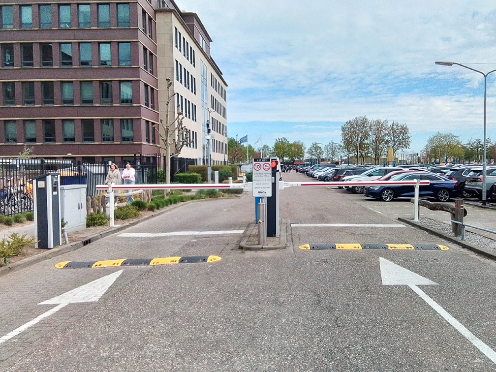 Bedrijfsparkeerterrein afbakenen met LBA slagbomen