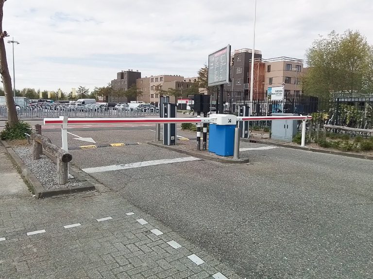 Bedrijfsparkeerterrein afbakenen met LBA slagbomen