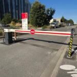 LBA 86 heavy duty slagboom tot 8 meter mast bij bedrijventerrein