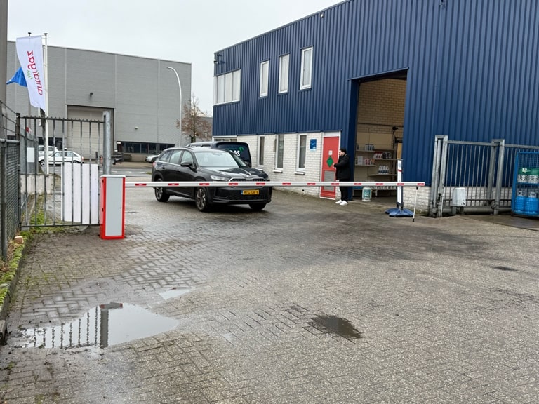 Fadini Bayt 980 automatische slagboominstallatie bij bedrijventerrein