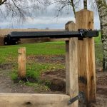Thumbnail of http://Zwarte%20Fadini%20HINDI%20lineaire%20poortopener%20als%20poortautomatisering%20bij%20een%20houten%20toegangspoort