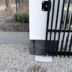 Fadini Combi 740 ondergrondse poortopener gemonteerd bij een draaipoort