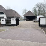 Fadini Combi 740 ondergrondse poortopener gemonteerd bij een draaipoort