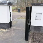 Sfeerfoto Locinox modulec-SF slotvanger en insteekslot in looppoort (1)