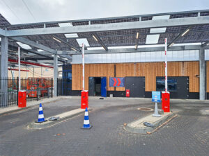 Meerdere slagbomen als toegangscontrole bij een wasstraat