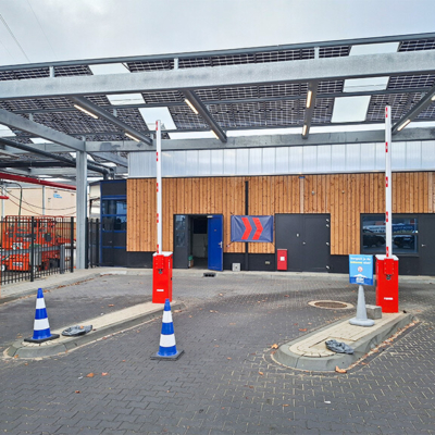 Meerdere slagbomen als toegangscontrole bij een wasstraat