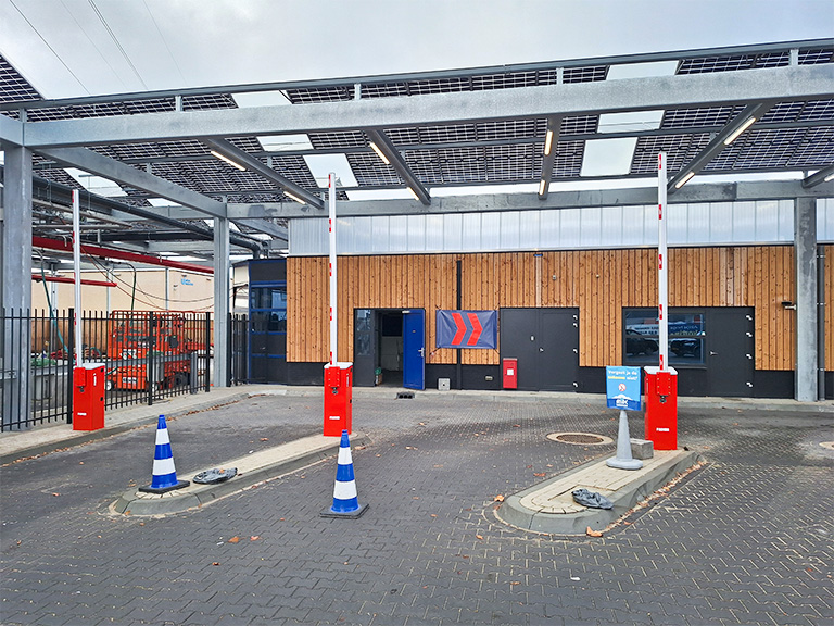 Meerdere slagbomen als toegangscontrole bij een wasstraat