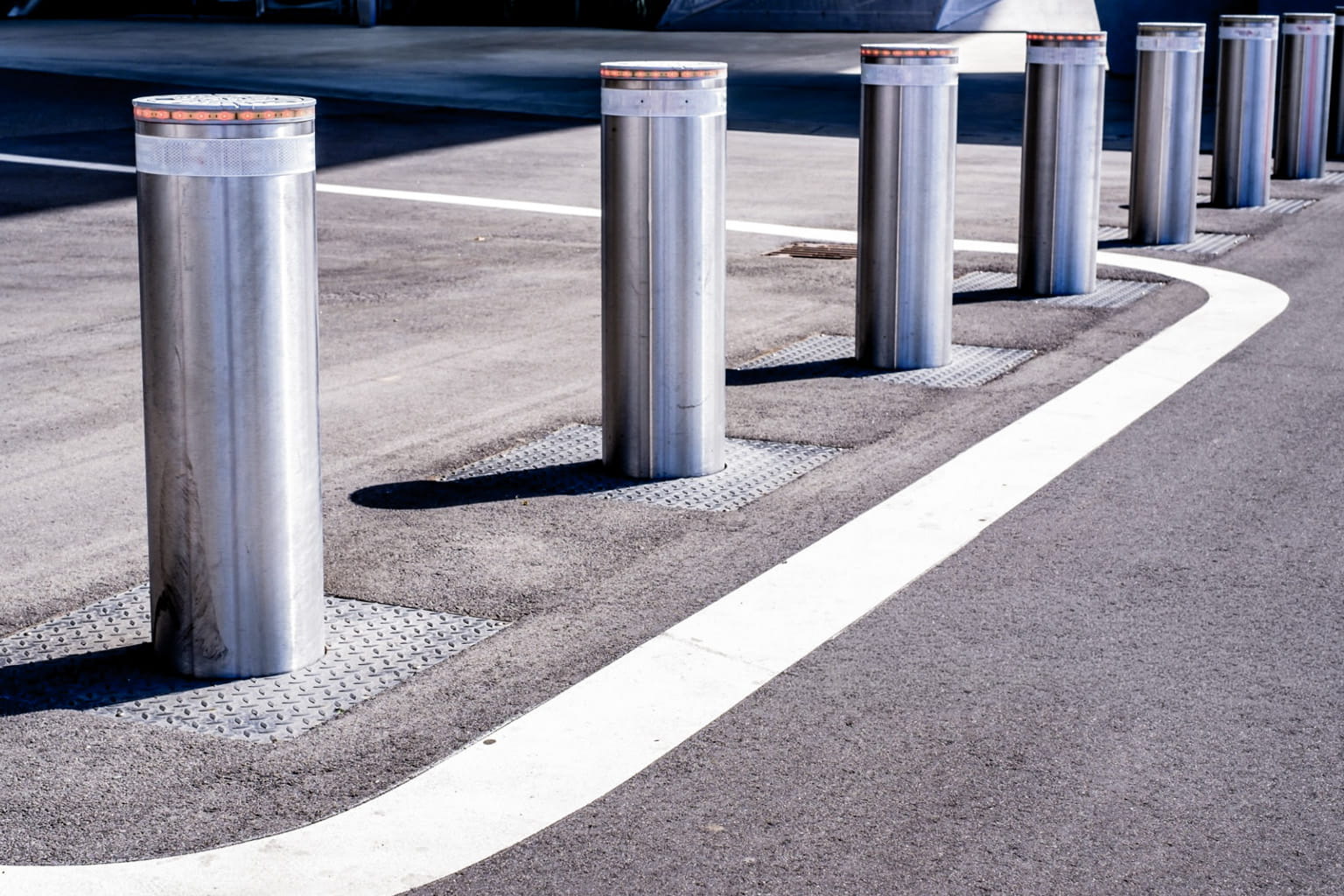 Bollards inzinkbaar voor bescherming van een parkeerplaats of autodealer terrein winkel terrein (1) (1)