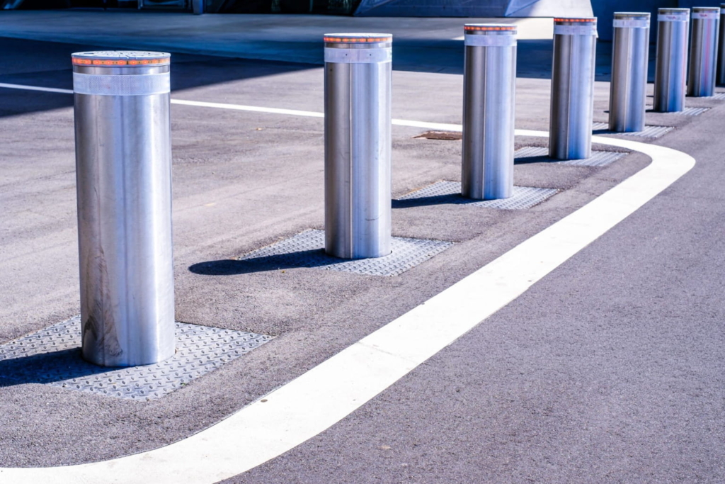Bollards inzinkbaar voor bescherming van een parkeerplaats of autodealer terrein winkel terrein (1)