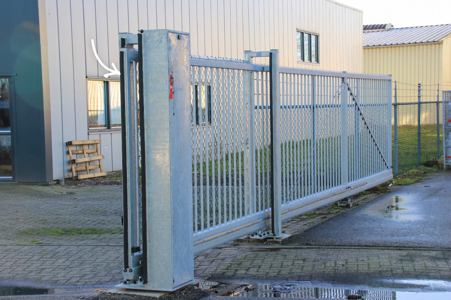 Fotolijst voor schuifpoort beveiliging zodat de poort stopt zodra er contact is met een persoon of voertuig om schade te voorkomen dus extra veiligheid op je poort