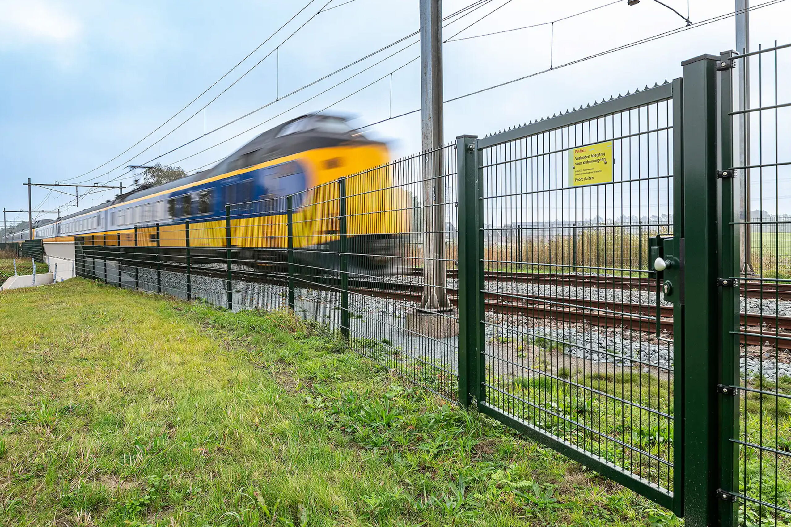 Hekwerkonderdelen en hek bij spoor en trein (1)
