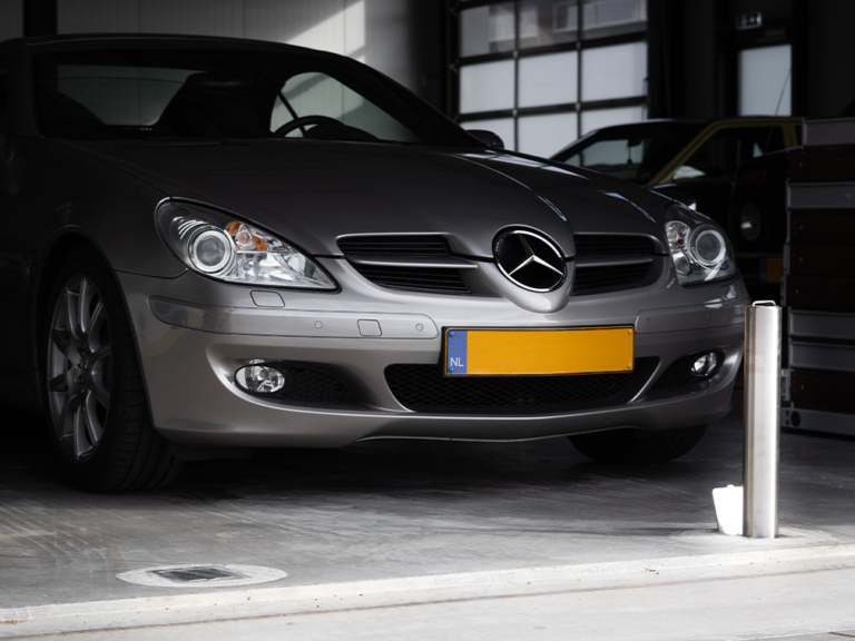Inzinkbare verkeerspalen voor garage. Foto Ilse Kors, Geran Handel BV