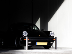 Marshalls RVS afzetpalen met klassieke Porsche. Foto Ilse Kors, Geran Handel BV