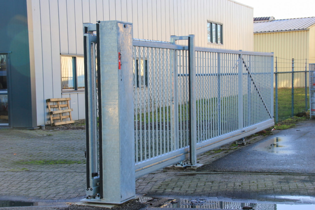 Schuifpoort voor beveiligen en afsluiten van een bedrijfsterrein voor toegangscontrole