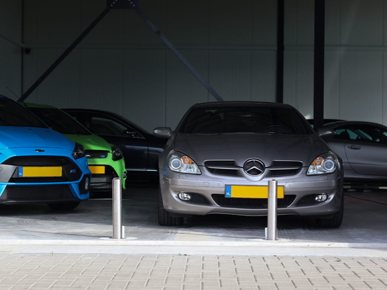 marshall paaltjes bij autos in een garage box ter beveiliging van voertuigen